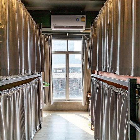 The Beds Ever Hostel (Adults Only) Bangkok Bagian luar foto