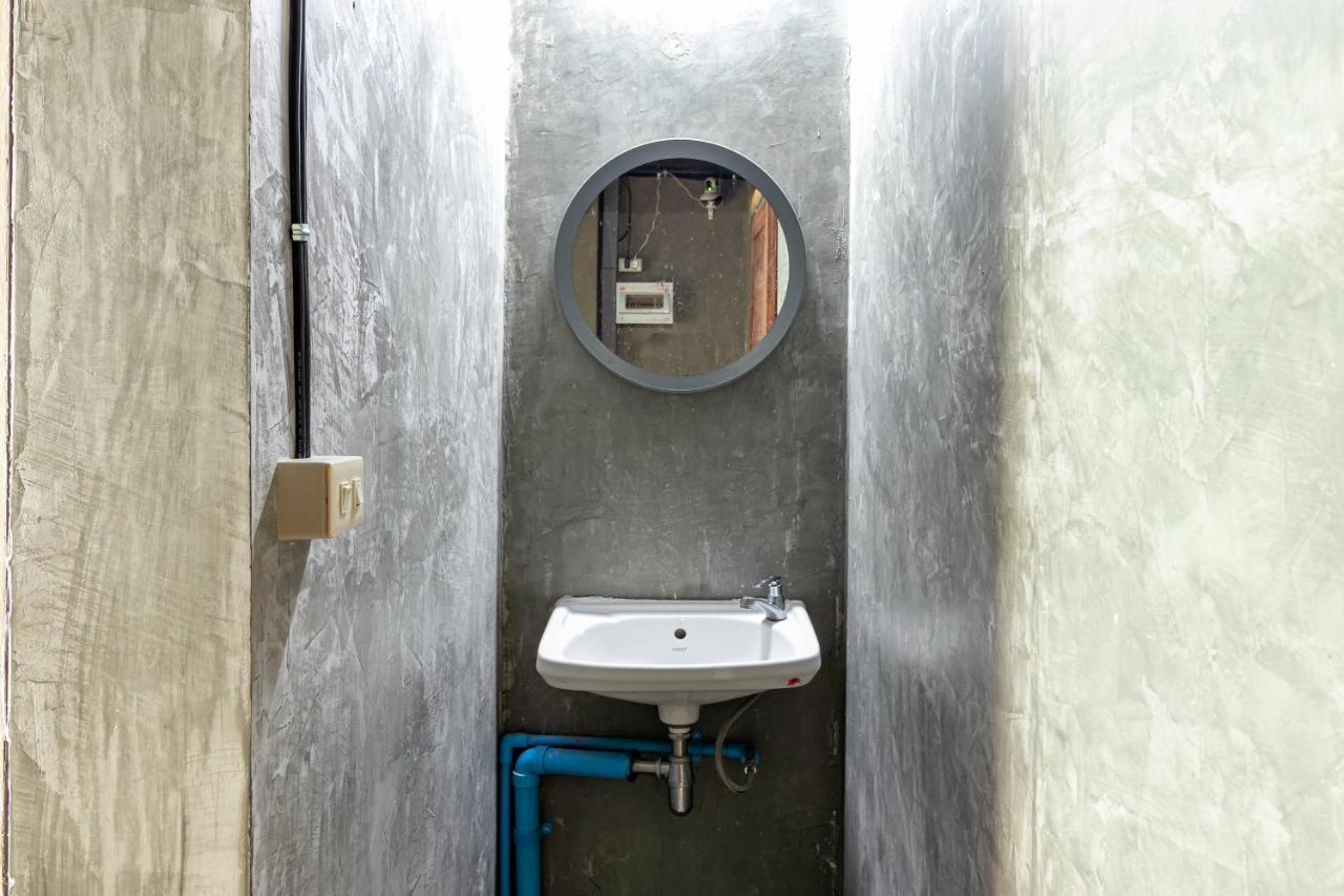 The Beds Ever Hostel (Adults Only) Bangkok Bagian luar foto