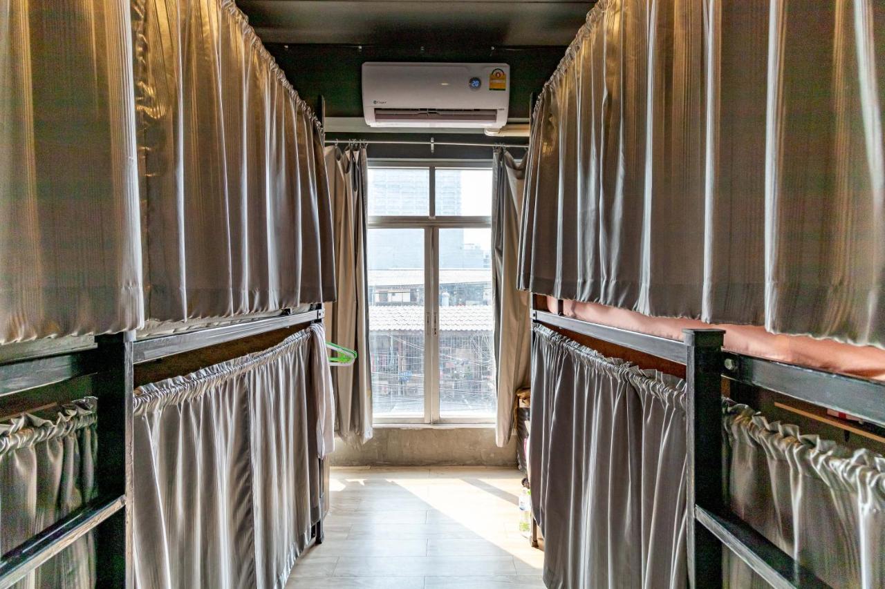 The Beds Ever Hostel (Adults Only) Bangkok Bagian luar foto