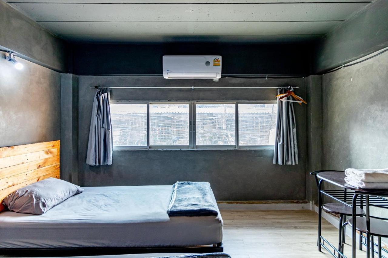 The Beds Ever Hostel (Adults Only) Bangkok Bagian luar foto