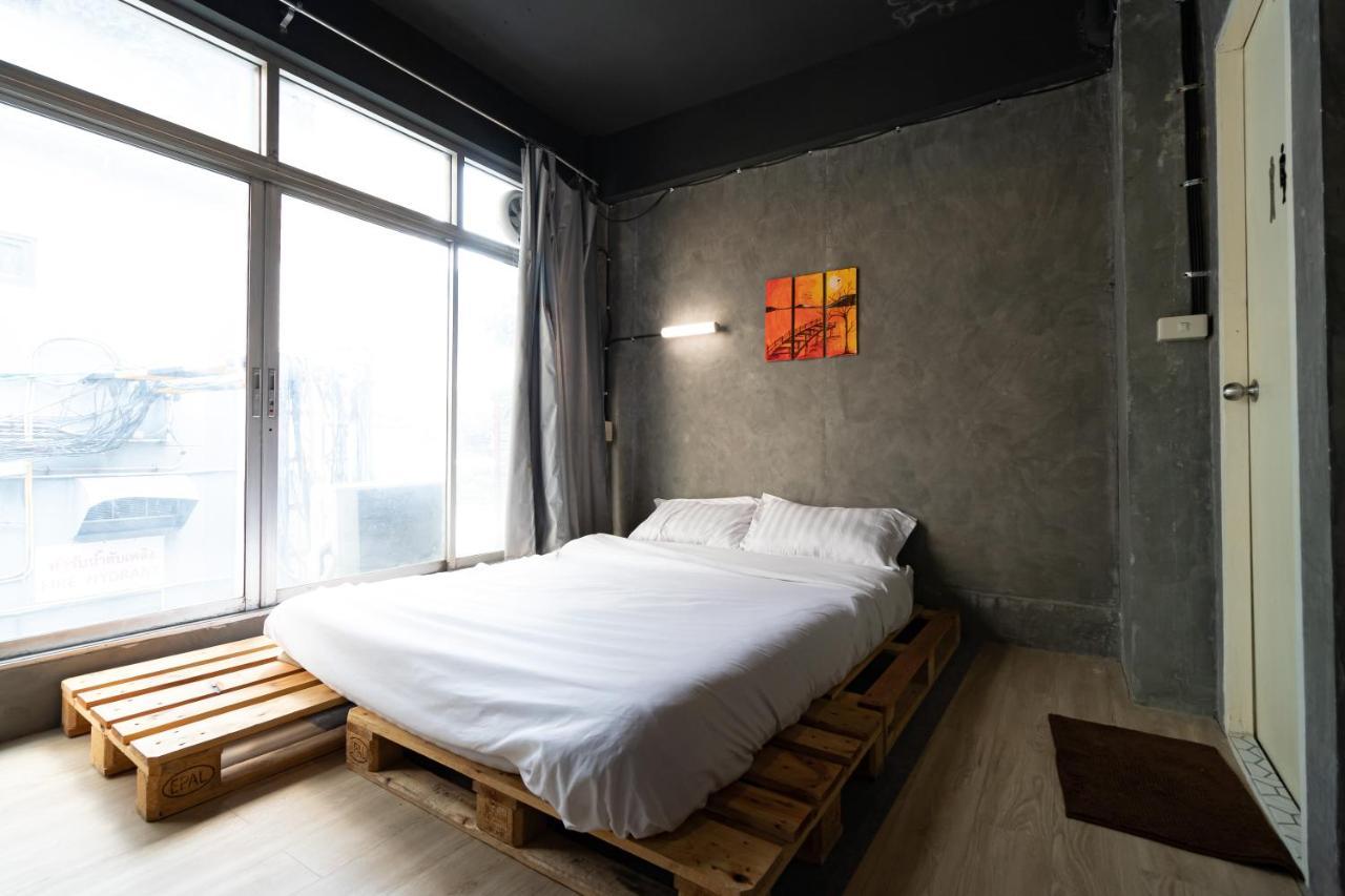 The Beds Ever Hostel (Adults Only) Bangkok Bagian luar foto