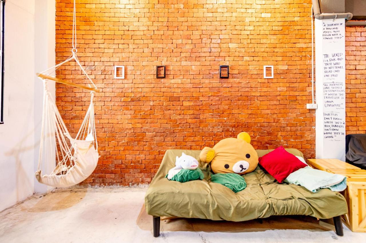 The Beds Ever Hostel (Adults Only) Bangkok Bagian luar foto