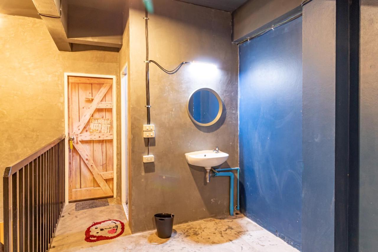 The Beds Ever Hostel (Adults Only) Bangkok Bagian luar foto