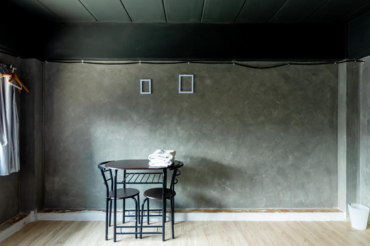 The Beds Ever Hostel (Adults Only) Bangkok Bagian luar foto