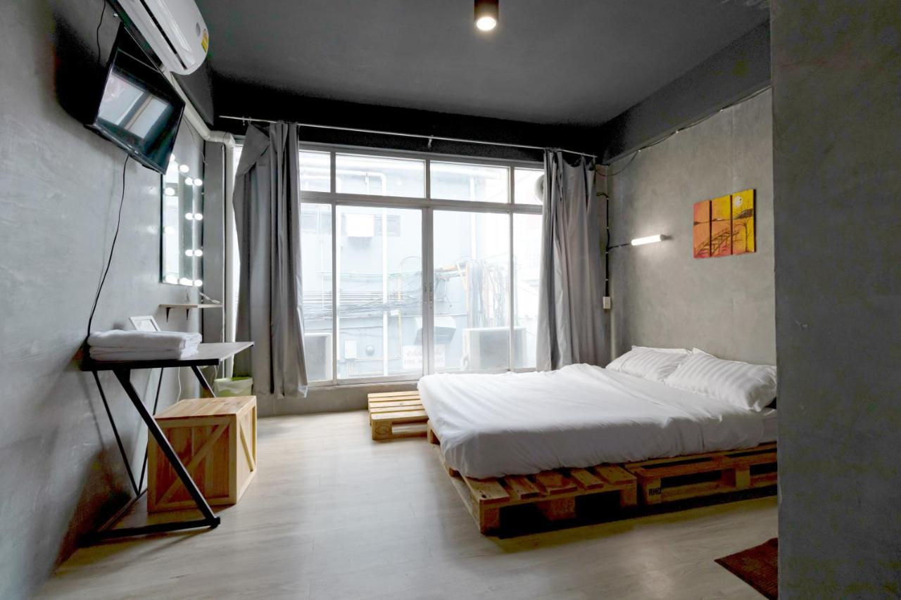 The Beds Ever Hostel (Adults Only) Bangkok Bagian luar foto