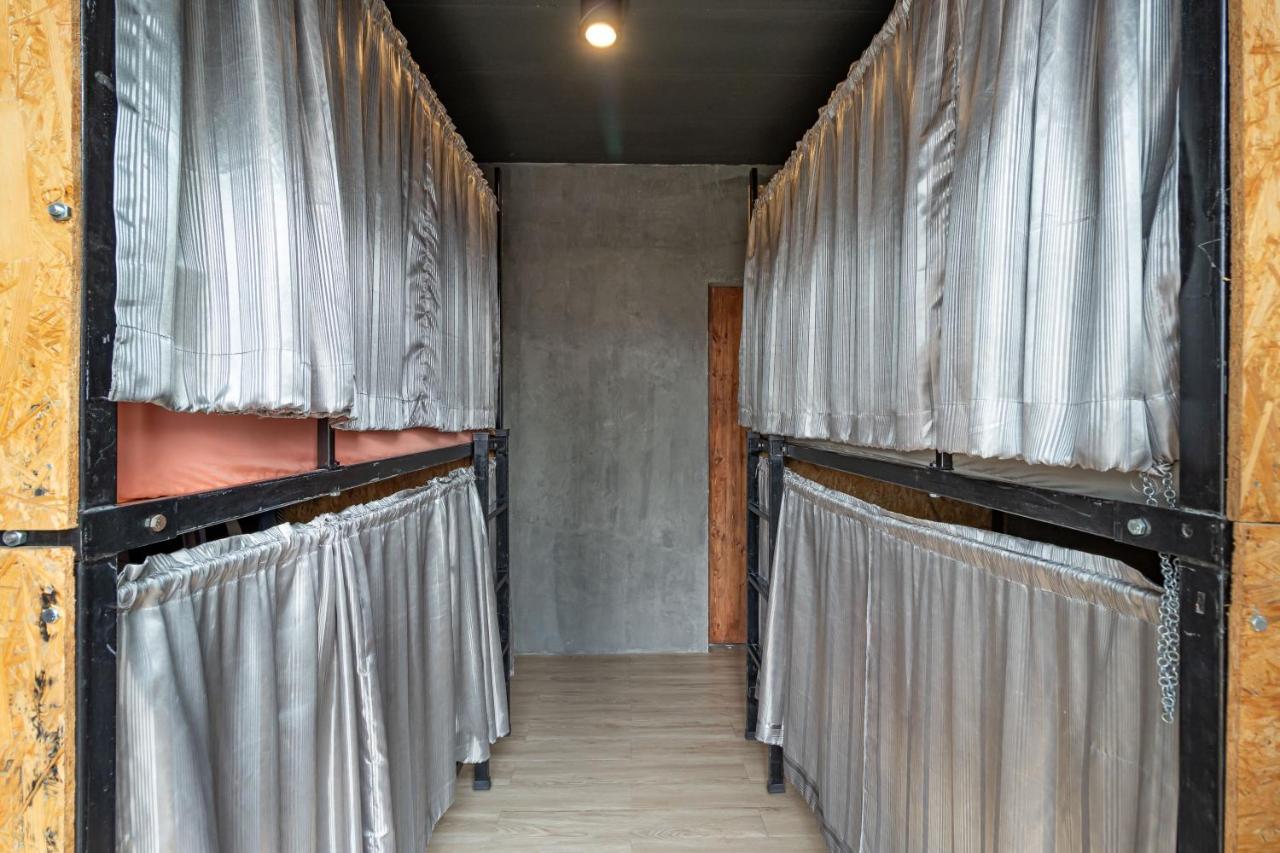 The Beds Ever Hostel (Adults Only) Bangkok Bagian luar foto