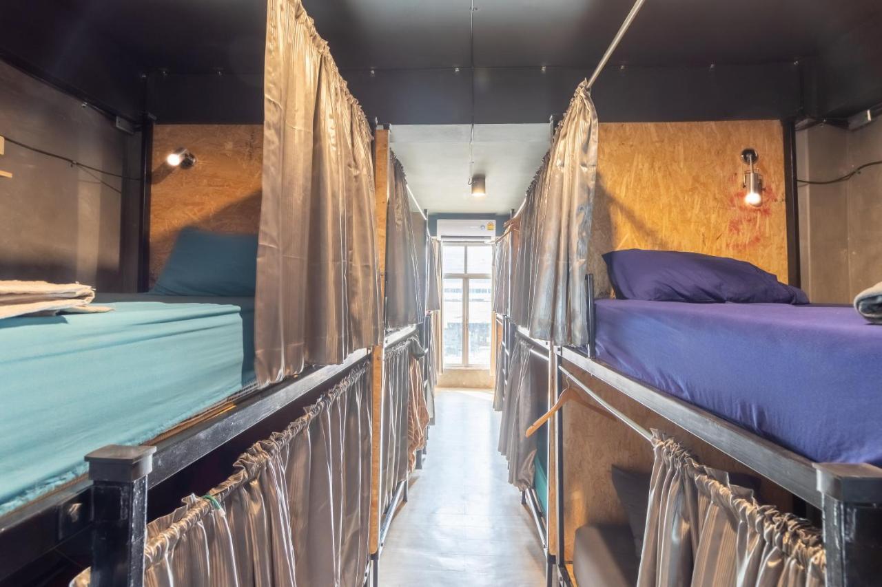 The Beds Ever Hostel (Adults Only) Bangkok Bagian luar foto
