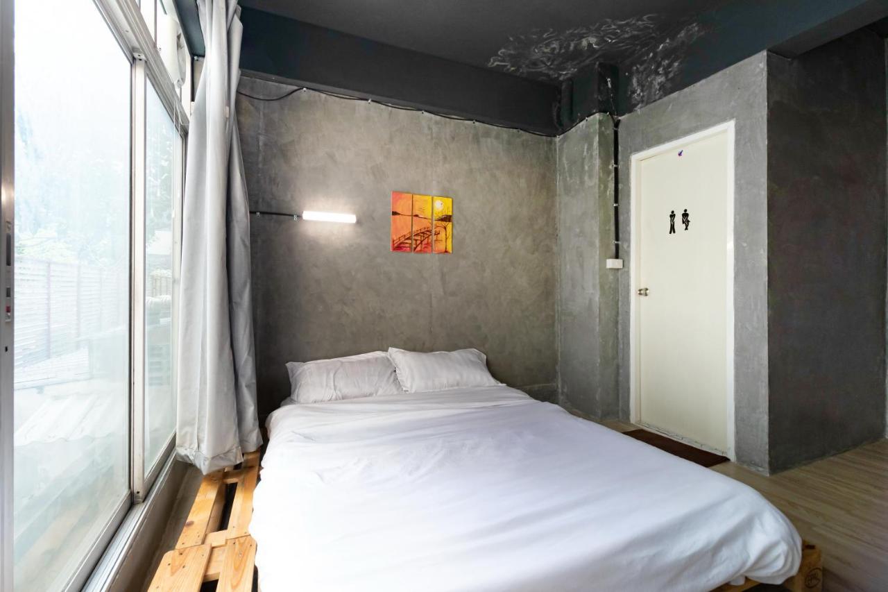 The Beds Ever Hostel (Adults Only) Bangkok Bagian luar foto