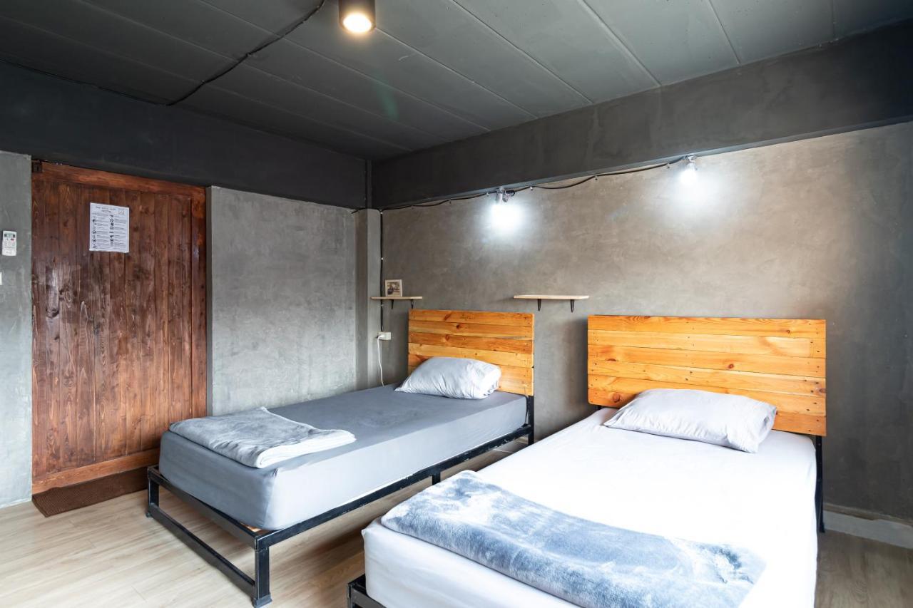 The Beds Ever Hostel (Adults Only) Bangkok Bagian luar foto