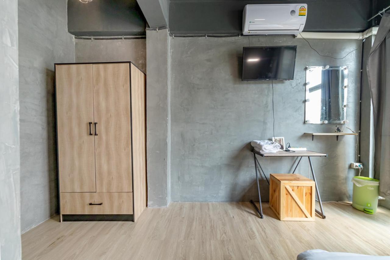 The Beds Ever Hostel (Adults Only) Bangkok Bagian luar foto