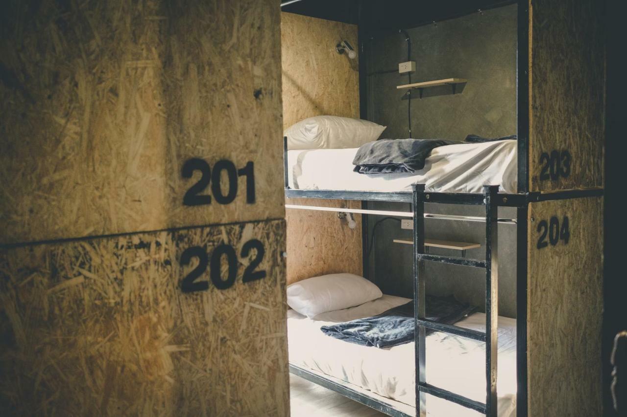 The Beds Ever Hostel (Adults Only) Bangkok Bagian luar foto