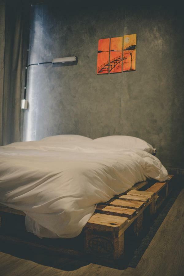 The Beds Ever Hostel (Adults Only) Bangkok Bagian luar foto