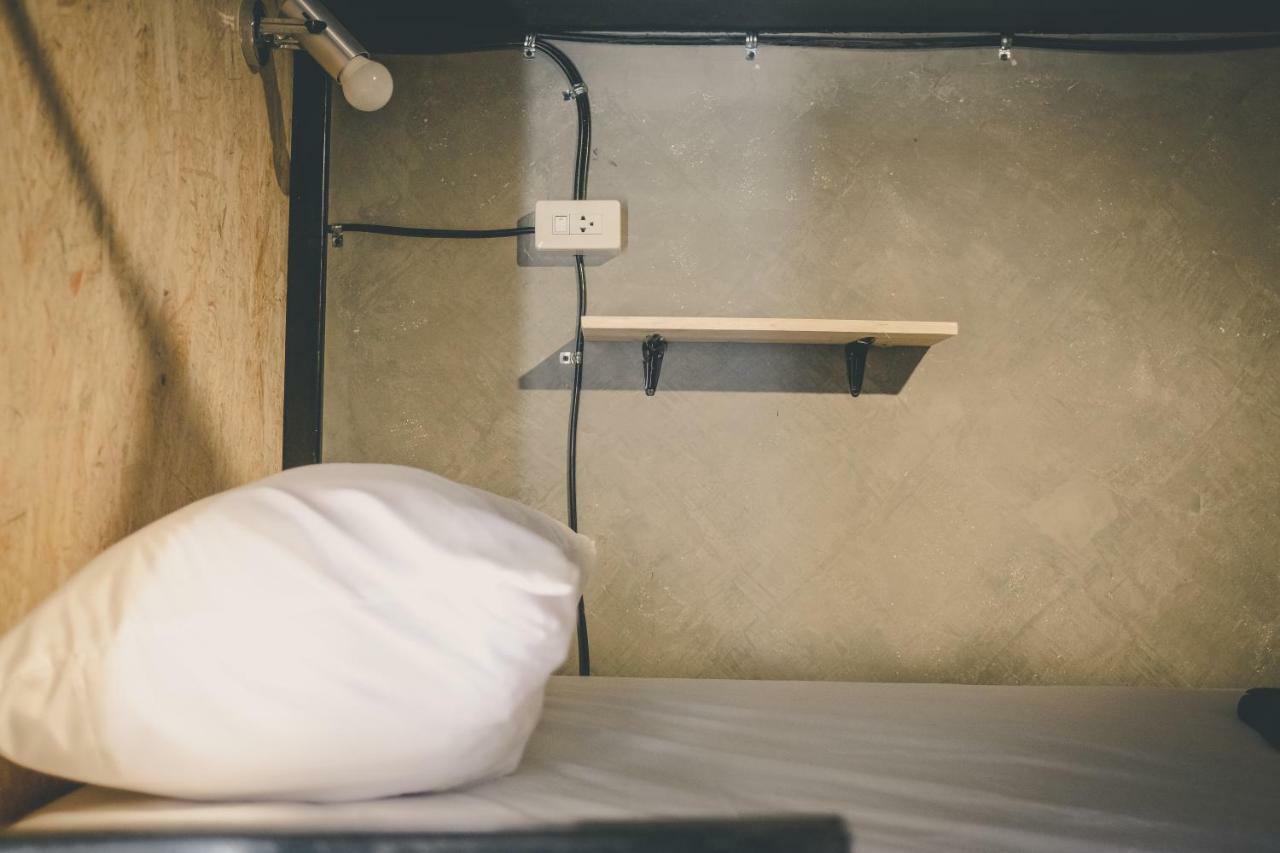 The Beds Ever Hostel (Adults Only) Bangkok Bagian luar foto