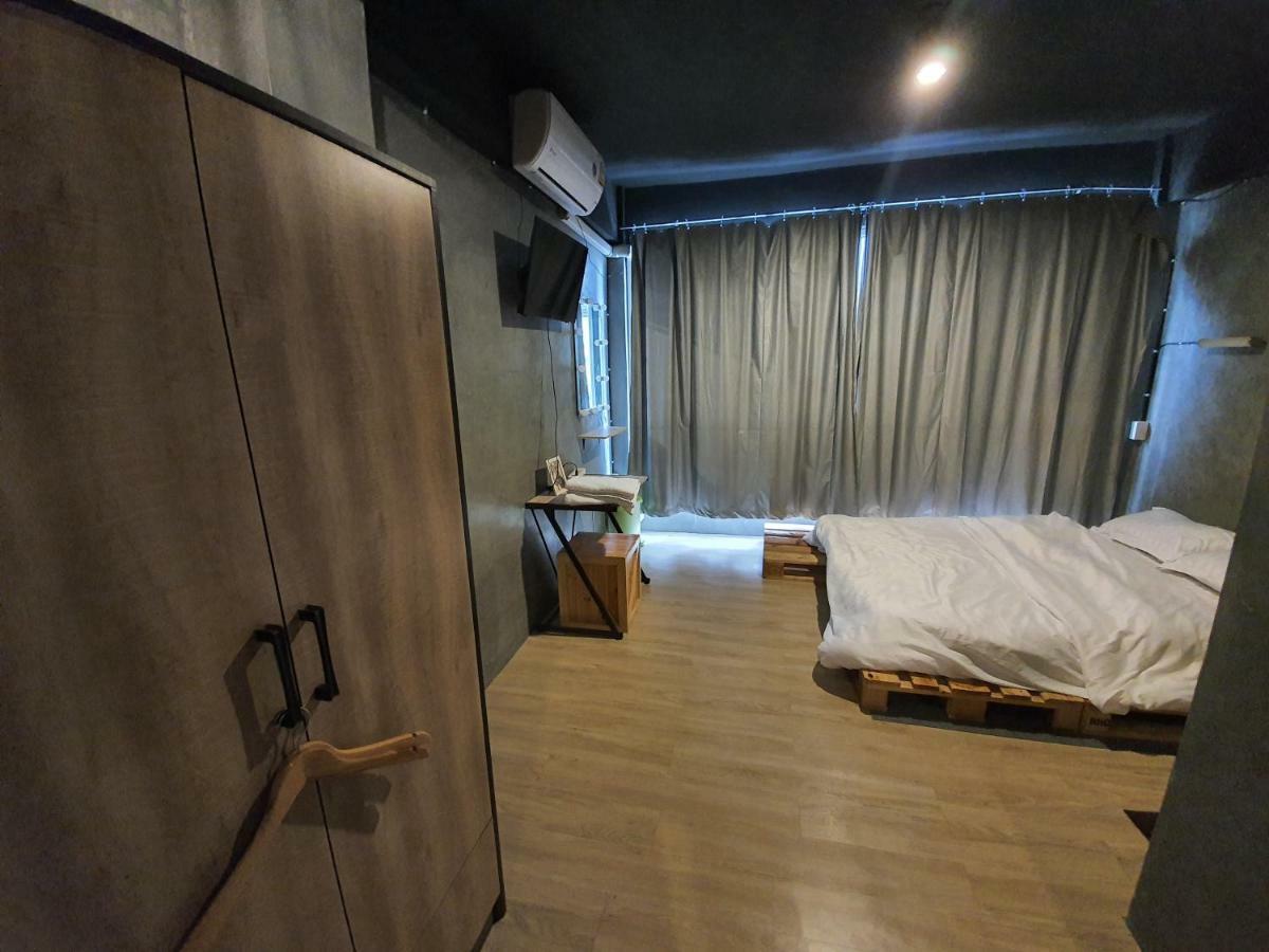 The Beds Ever Hostel (Adults Only) Bangkok Bagian luar foto