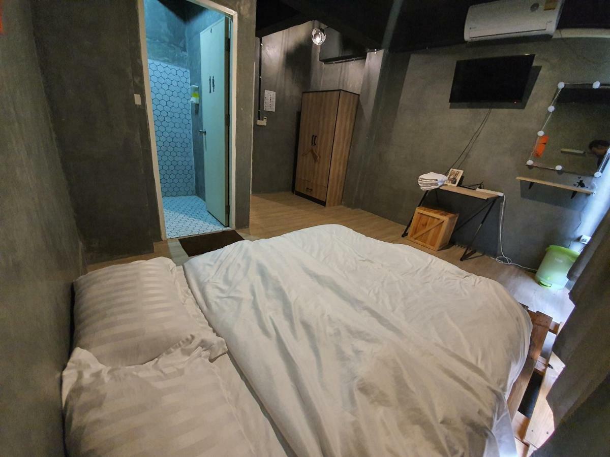 The Beds Ever Hostel (Adults Only) Bangkok Bagian luar foto